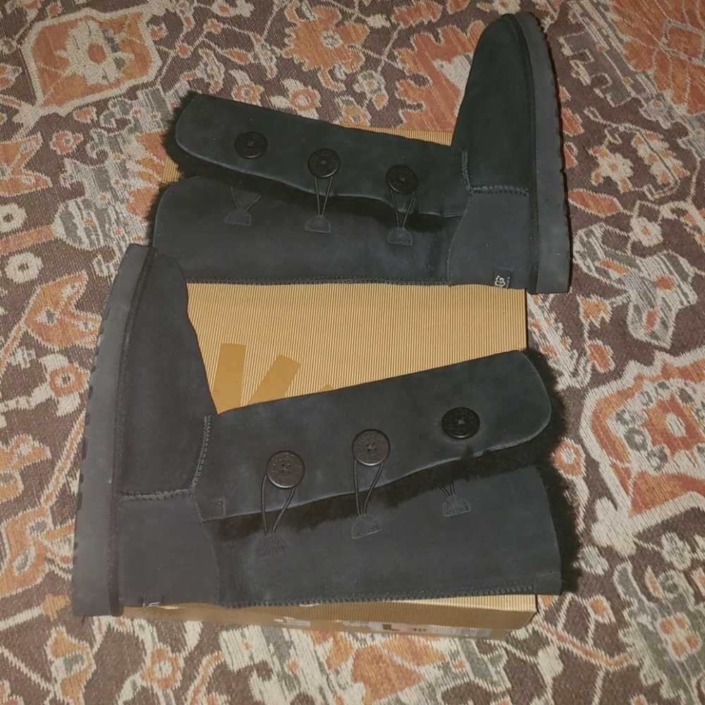 Bailey Triple Button